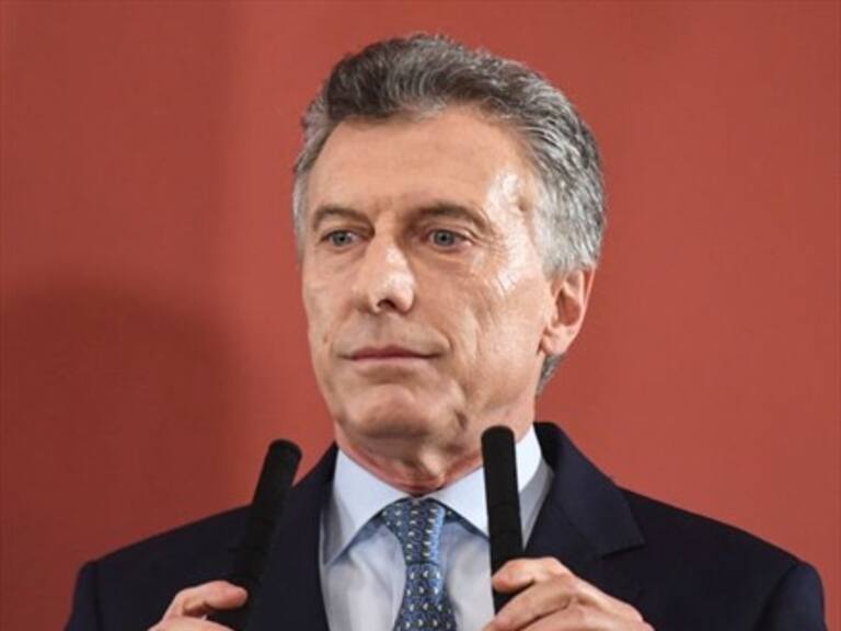Argentina paga intereses de 73,3% para sostener al peso