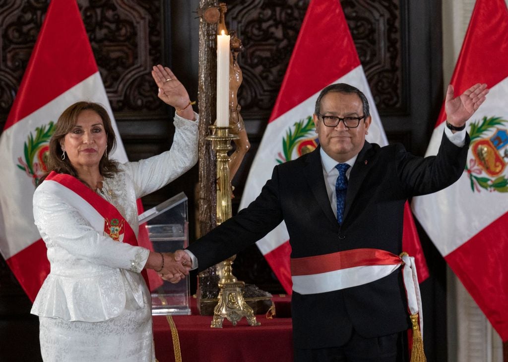 Alberto Otárola junto a la presidenta interina del Perú, Dina Boluarte, en una ceremonia de cambio de gabinete en la ciudad de Lima.