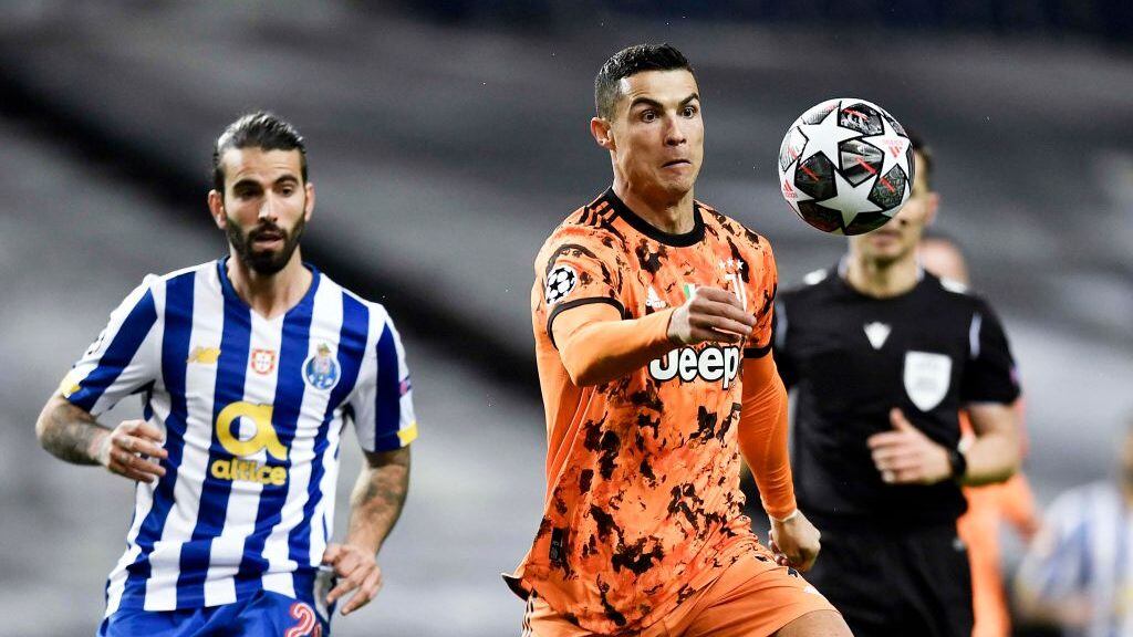 PORTO, PORTUGAL - FEBRUARY 17: Cristiano Ronaldo of Juventus controls the ball against Sergio Oliveira of FC Porto during the UEFA Champions League Round of 16 match between FC Porto and Juventus at Estadio do Dragao on February 17, 2021 in Porto, Portugal. Sporting stadiums around Portugal remain under strict restrictions due to the Coronavirus Pandemic as Government social distancing laws prohibit fans inside venues resulting in games being played behind closed doors. (Photo by Daniele Badolato - Juventus FC/Juventus FC via Getty Images)