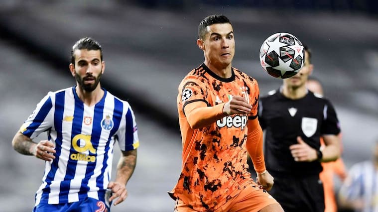PORTO, PORTUGAL - FEBRUARY 17: Cristiano Ronaldo of Juventus controls the ball against Sergio Oliveira of FC Porto during the UEFA Champions League Round of 16 match between FC Porto and Juventus at Estadio do Dragao on February 17, 2021 in Porto, Portugal. Sporting stadiums around Portugal remain under strict restrictions due to the Coronavirus Pandemic as Government social distancing laws prohibit fans inside venues resulting in games being played behind closed doors. (Photo by Daniele Badolato - Juventus FC/Juventus FC via Getty Images)