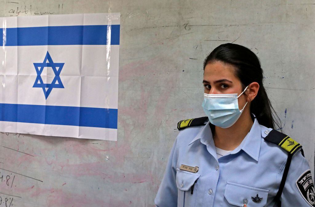 Una policía israelita utiliza mascarilla para prevenir el contagio del Covid-19