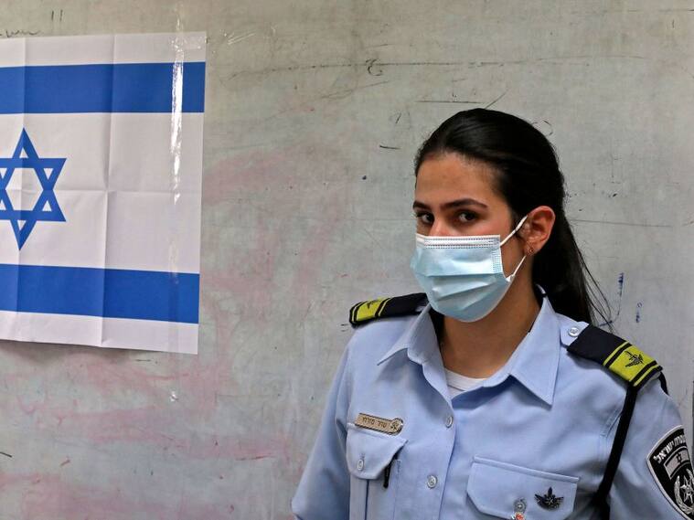 Una policía israelita utiliza mascarilla para prevenir el contagio del Covid-19