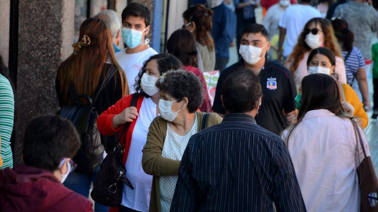 18 de Abril de 2020/SANTIAGO Varias personas con mascarilla realizan compras en el centro de Talca. Esta mañana el ministro de Salud comunico el aumento de nuevos casos por Covid-19 en la región del Maule, siéndo la ciudad más afectada Talca.
FOTO:ALEX BELTRAN/AGENCIAUNO