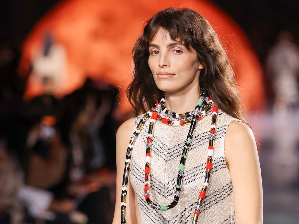 Los Pascal conquistan París: Lux triunfa en la pasarela de Chanel con Pedro a su lado