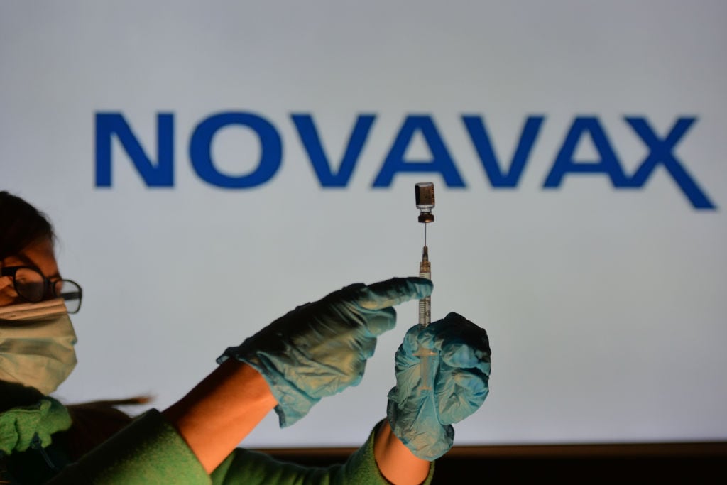 Imagen ilustrativa de la preparación de una dosis de la vacuna de Novavax contra el Covid-19