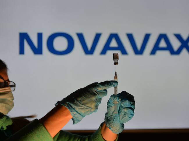 Imagen ilustrativa de la preparación de una dosis de la vacuna de Novavax contra el Covid-19