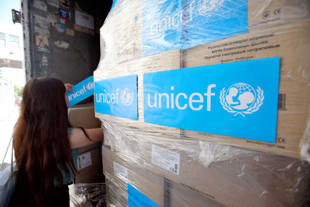 Voluntarios descargan cajas de asistencia de Unicef en Ucrania