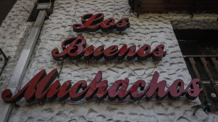 16 de julio del 2021/SANTIAGOLa tipografia que indica el nombre del restaurante Los Buenos Muchachos, que cerrara sus puertas tras ser afectados por la pandemia, el estallido social y la construcción de la nuva línea 7 del metro de Santiago.
FOTO: SEBASTIAN BELTRAN GAETE/AGENCIAUNO