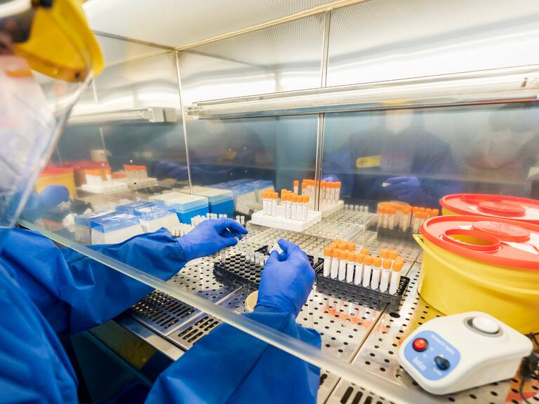 Es 100% mortal: China experimenta con una nueva cepa “mutante” del COVID-19