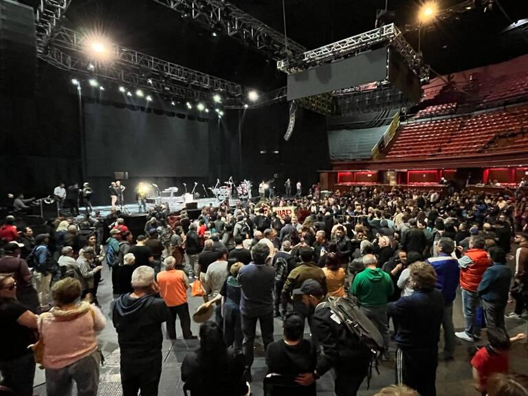Inicia velorio de Tommy Rey: chilenos llegan al Teatro Caupolicán para despedir al padre de la cumbia nacional