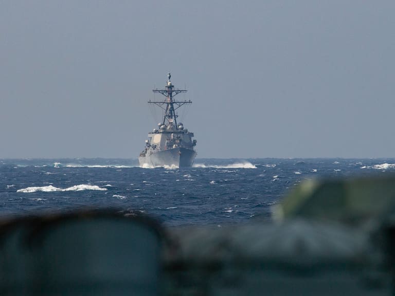 El destructor USS Higgins cruza el estrecho de Formosa frente a China