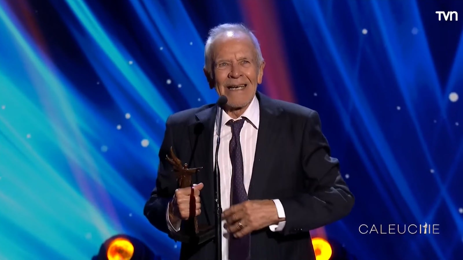 “Un millón de gracias”: Eduardo Barril recibe el premio a la trayectoria en los Premios Caleuche 2025 | Captura de pantalla