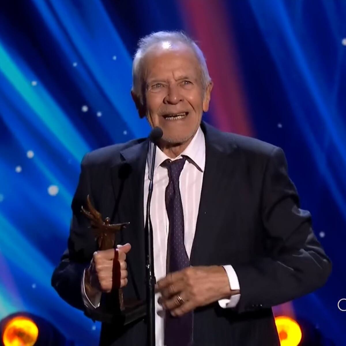 “Soy muy feliz del cariño de la gente”: Eduardo Barril recibe el premio a la trayectoria en los Premios Caleuche 2025