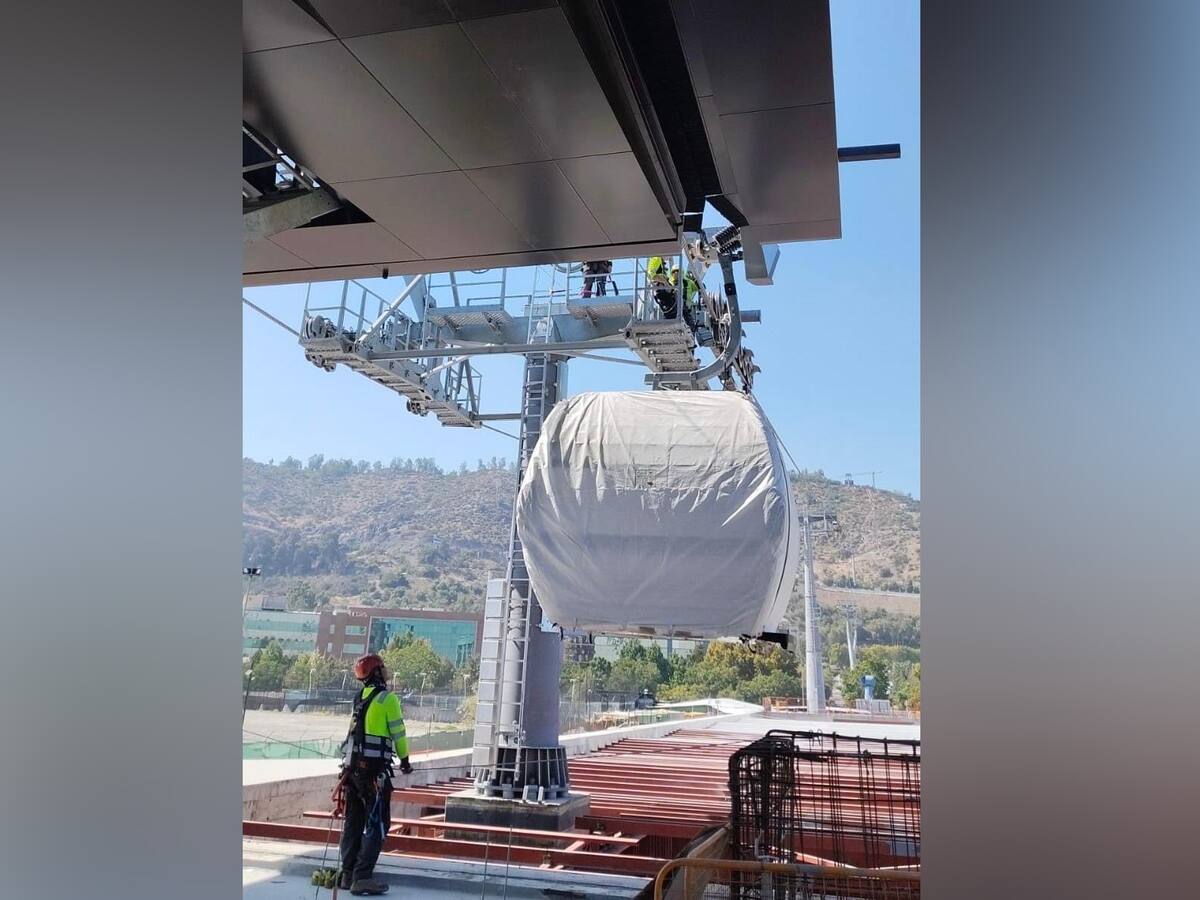 Instalan primera cabina y realizan pruebas del Teleférico Bicentenario que conectará Providencia con Huechuraba en 13 minutos