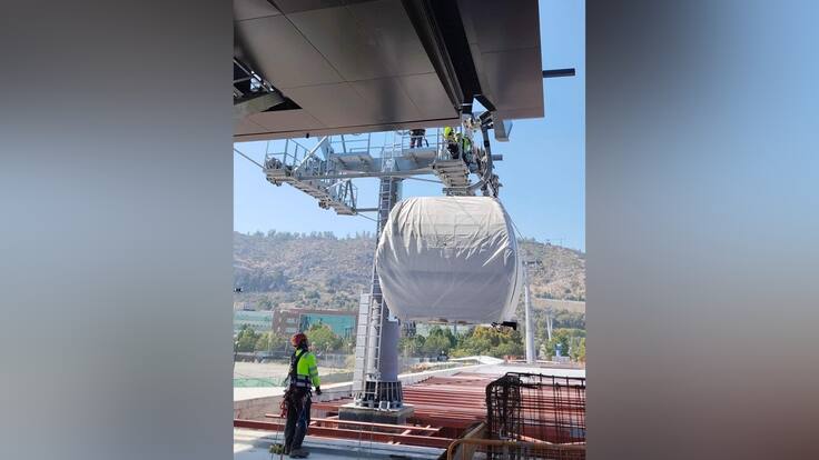 Instalan primera cabina y realizan pruebas del Teleférico Bicentenario que conectará Providencia con Huechuraba en 13 minutos
