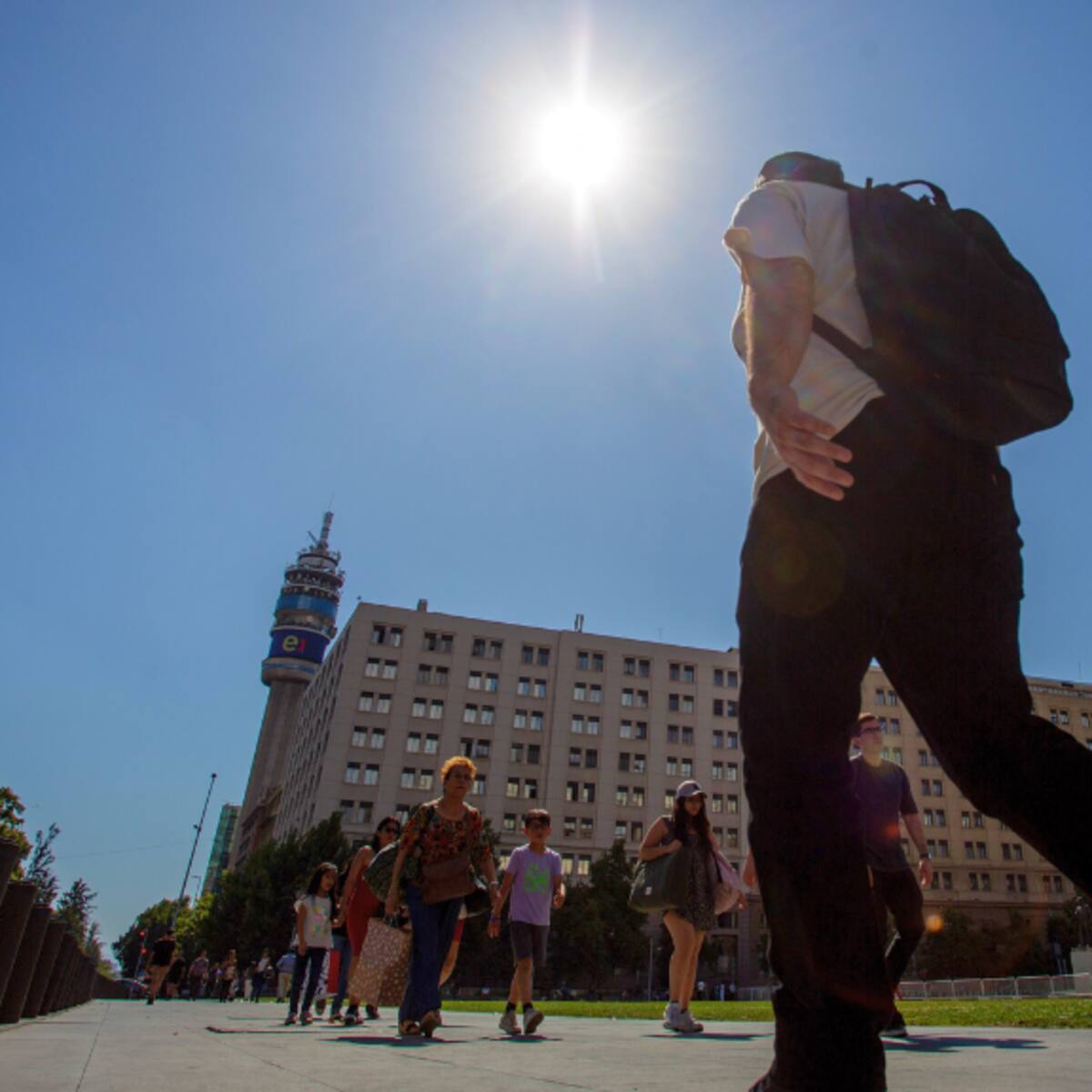 Hasta 37 grados en la región Metropolitana: meteorólogos advierten por calor extremo en Santiago hoy