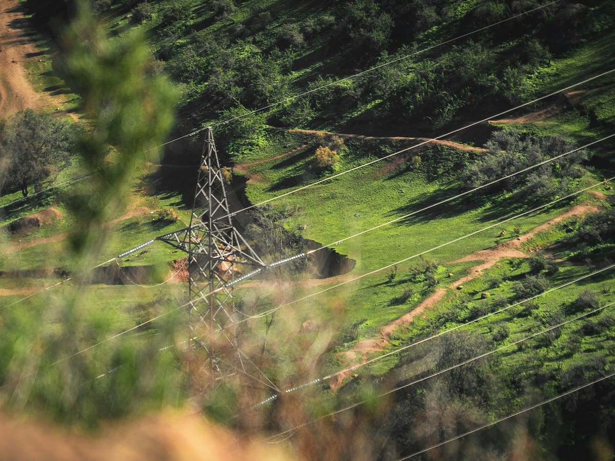 La gran paradoja verde: el duro informe que revela por qué el 85% de la energía que usa Chile sigue siendo contaminante