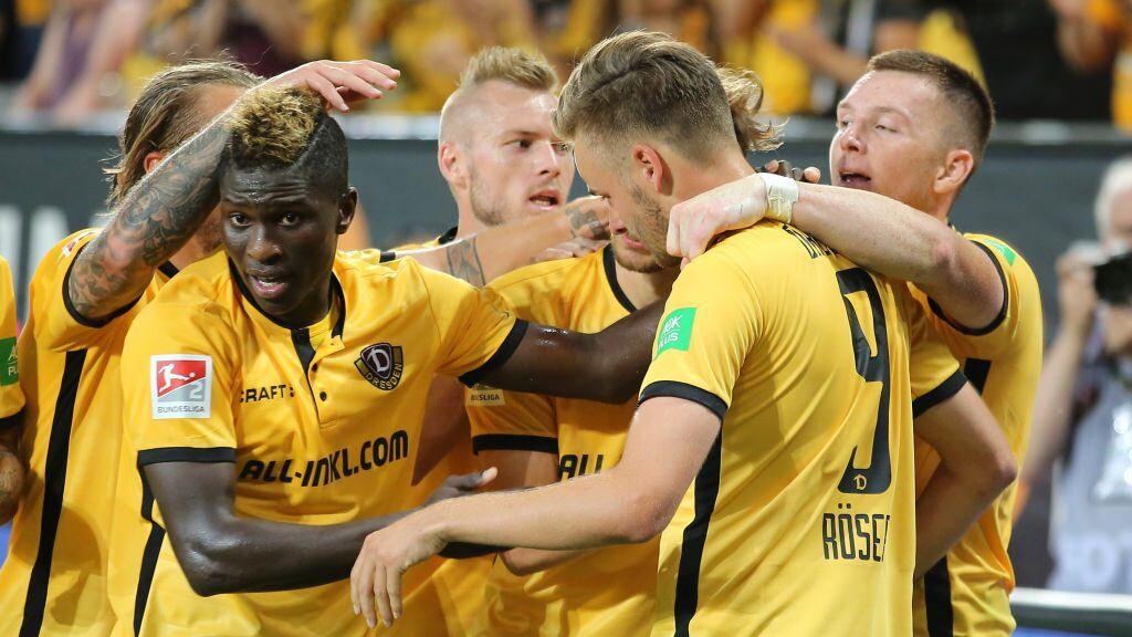 DRESDEN, GERMANY - AUGUST 06: Lucas Roeser (R) of Dresden jubilates with team mates after scoring the first goal during the Second Bundesliga match between SG Dynamo Dresden and MSV Duisburg at DDV-Stadion on August 6, 2018 in Dresden, Germany. (Photo by Matthias Kern/Bongarts/Getty Images)