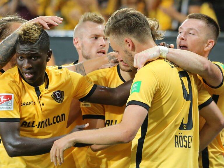 DRESDEN, GERMANY - AUGUST 06: Lucas Roeser (R) of Dresden jubilates with team mates after scoring the first goal during the Second Bundesliga match between SG Dynamo Dresden and MSV Duisburg at DDV-Stadion on August 6, 2018 in Dresden, Germany. (Photo by Matthias Kern/Bongarts/Getty Images)