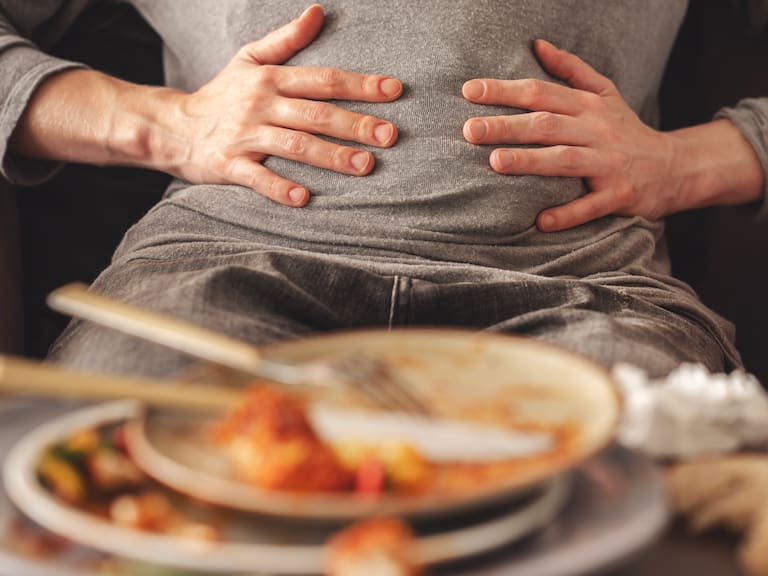 ¿Estás comiendo mucho? Experta en nutrición reveló cómo detener un atracón en 30 segundos