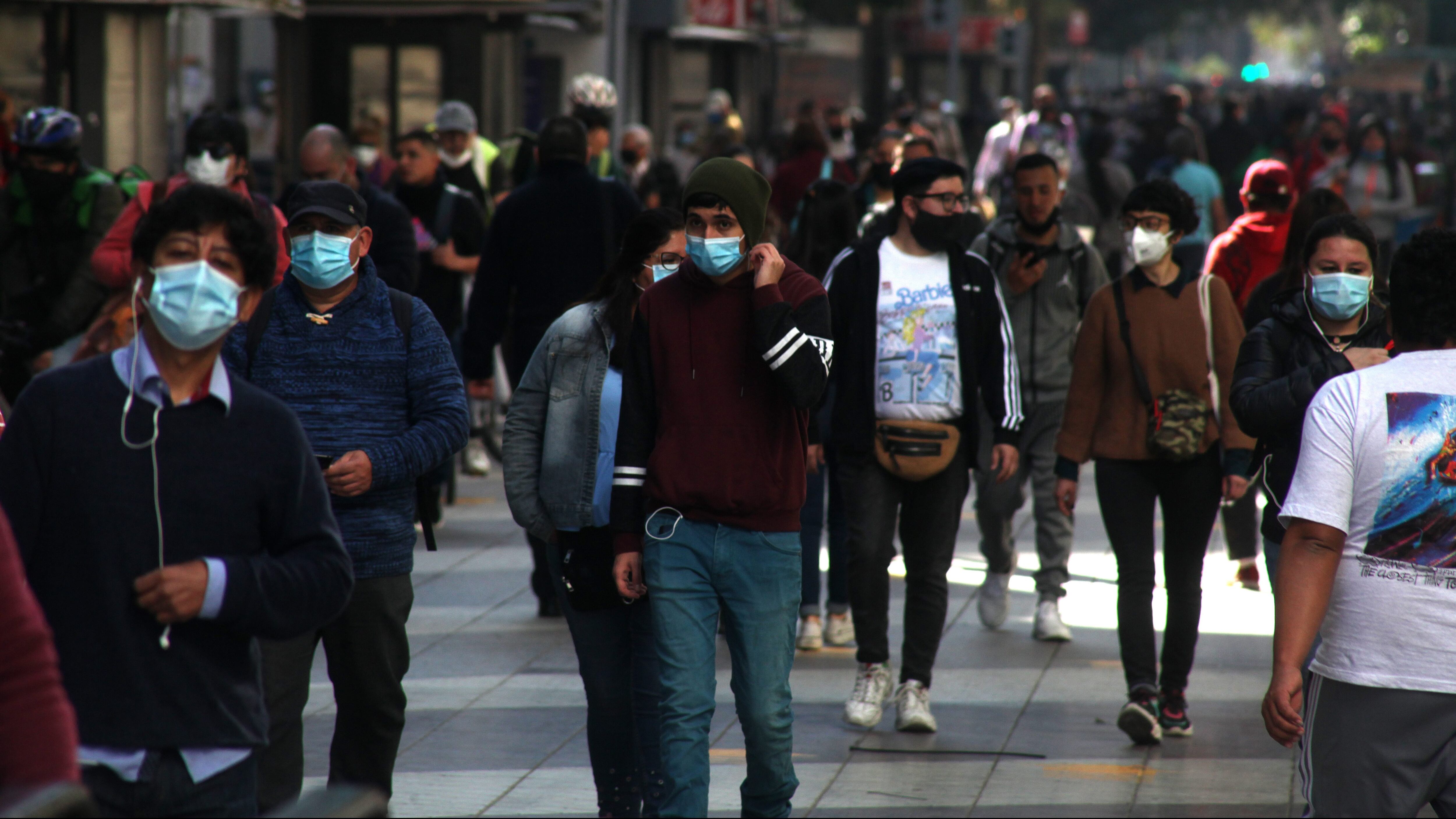 20 DE AGOSTO DE 2020/SANTIAGO
Aumento de personas en Santiago Centro tras salir de cuarentena y pasar a Fase 2 de transición al desconfinamiento, durante la pandemia por Coronavirus, Santiago.
FOTO: AILEN DÍAZ/AGENCIAUNO