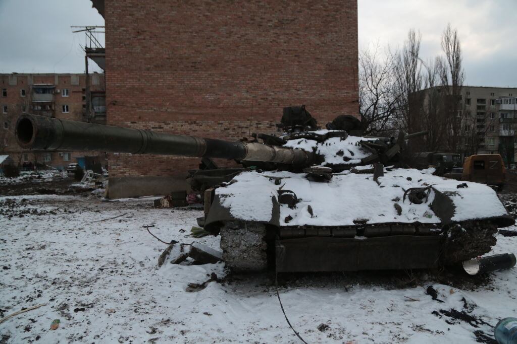 Tanque ruso en las calles de Volnovakha en la región de Donetsk