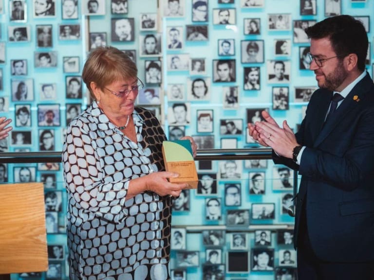 Michelle Bachelet recibe el Premio Joan Alsina por su labor en la defensa de los Derechos Humanos