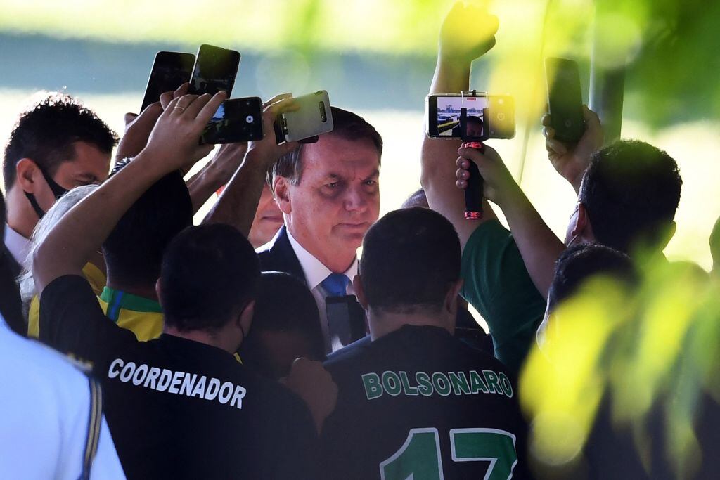 Jair Bolsonaro junto a sus seguidores en medio de la pandemia