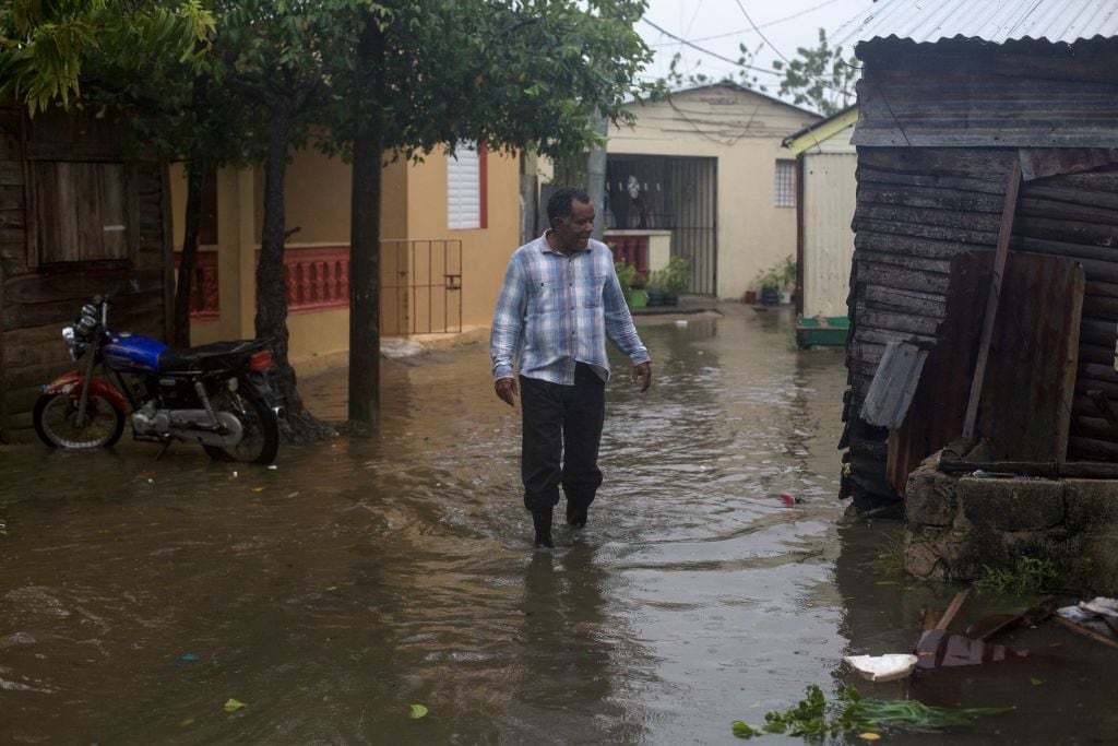 Hombre camina por las calles inundadas en Nagua en la República Dominicana