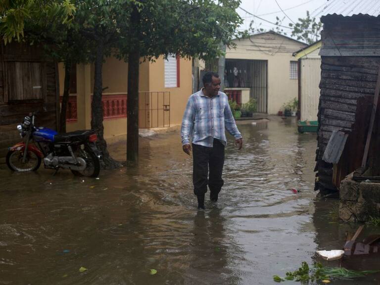 Hombre camina por las calles inundadas en Nagua en la República Dominicana