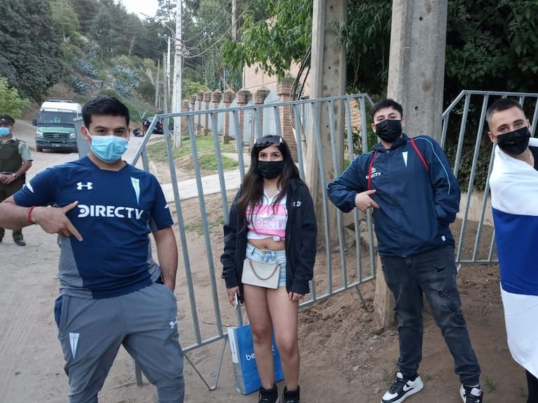 «Hotelazo» cruzado: Hinchas de Universidad Católica llegaron hasta el hotel de concentración para alentar al plantel