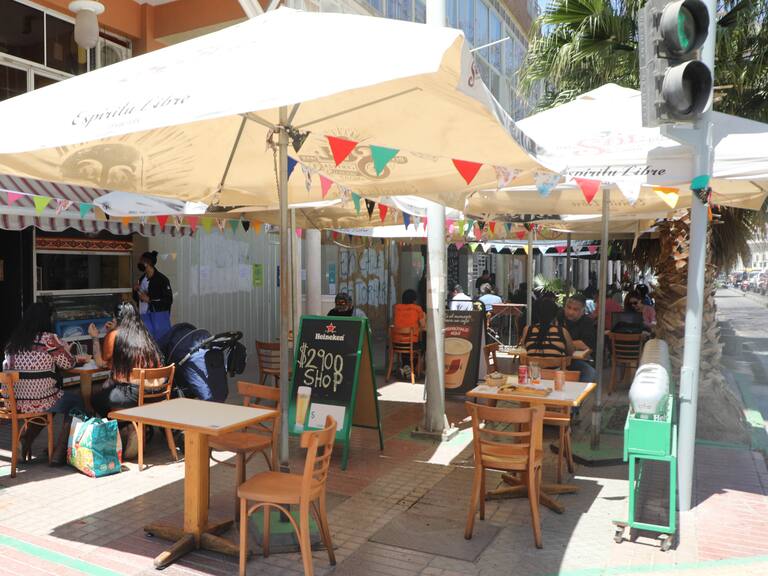 05 DE NOVIEMBRE DE 2020 / COPIAPOPersonas disfrutan en un café , durante comienzo de la fase tres en la ciudad de Copiapo.
FOTO:  KARL CHINGA  / AGENCIA UNO