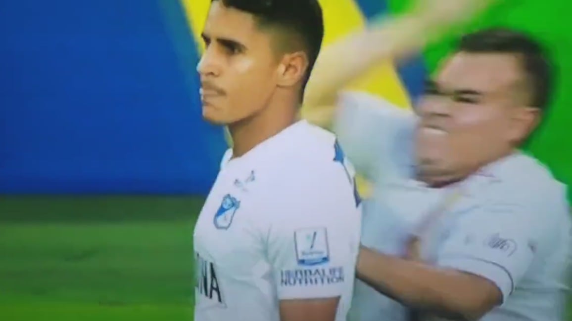 Escándalo en el fútbol colombiano: futbolista es atacado por hincha y termina expulsado tras golpear a su agresor