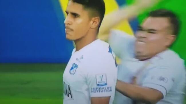 Escándalo en el fútbol colombiano: futbolista es atacado por hincha y termina expulsado tras golpear a su agresor