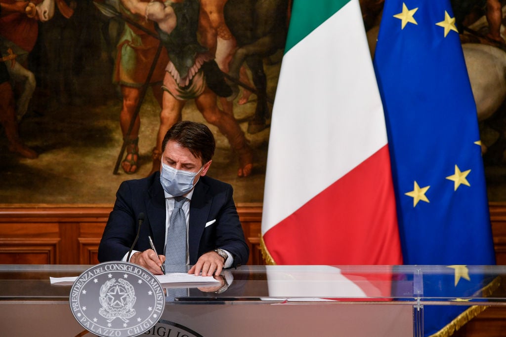 Giuseppe Conte firma el decreto con medidas contra el Covid-19