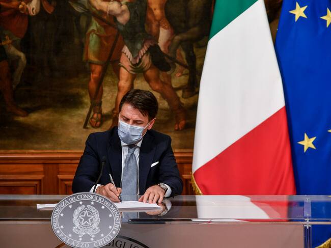 Giuseppe Conte firma el decreto con medidas contra el Covid-19