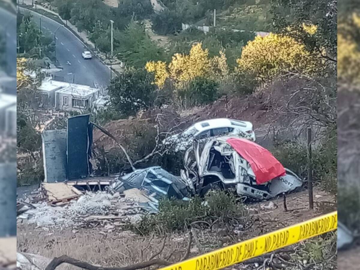Fatal accidente de tránsito en Lo Barnechea: dos personas mueren tras desbarrancarse y volcar en un camión