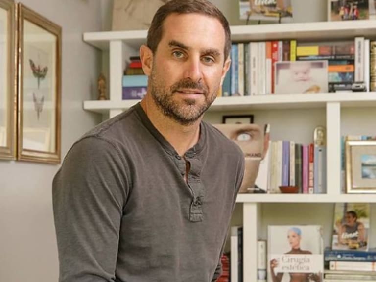 Aseguran que Dr. Cristián Arriagada tuvo un romance con una actriz y reina de belleza