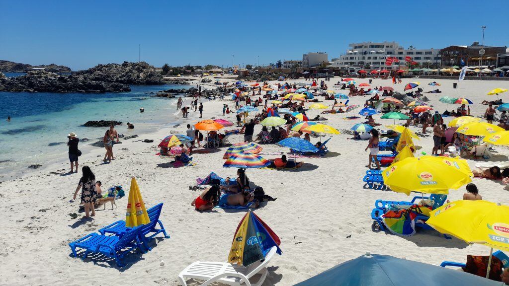 20 DE FEBRERO DE 2021 / CALDERAVeraneantes llegan a disfrutar del penultimo fin de semana de la temporada estival en la playa de Bahia Inglesa durante la fase 3 en que se encuentra la ciudad
KARL CHINGA GRAWE / AGENCIA UNO