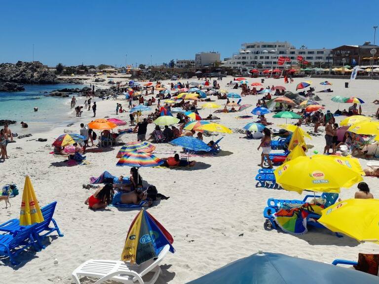 20 DE FEBRERO DE 2021 / CALDERAVeraneantes llegan a disfrutar del penultimo fin de semana de la temporada estival en la playa de Bahia Inglesa durante la fase 3 en que se encuentra la ciudad
KARL CHINGA GRAWE / AGENCIA UNO