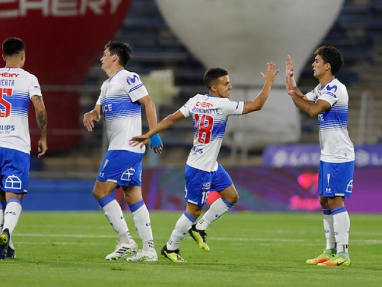 Universidad Católica venció a Curicó en San Carlos y alcanzó el liderato del Campeonato Nacional