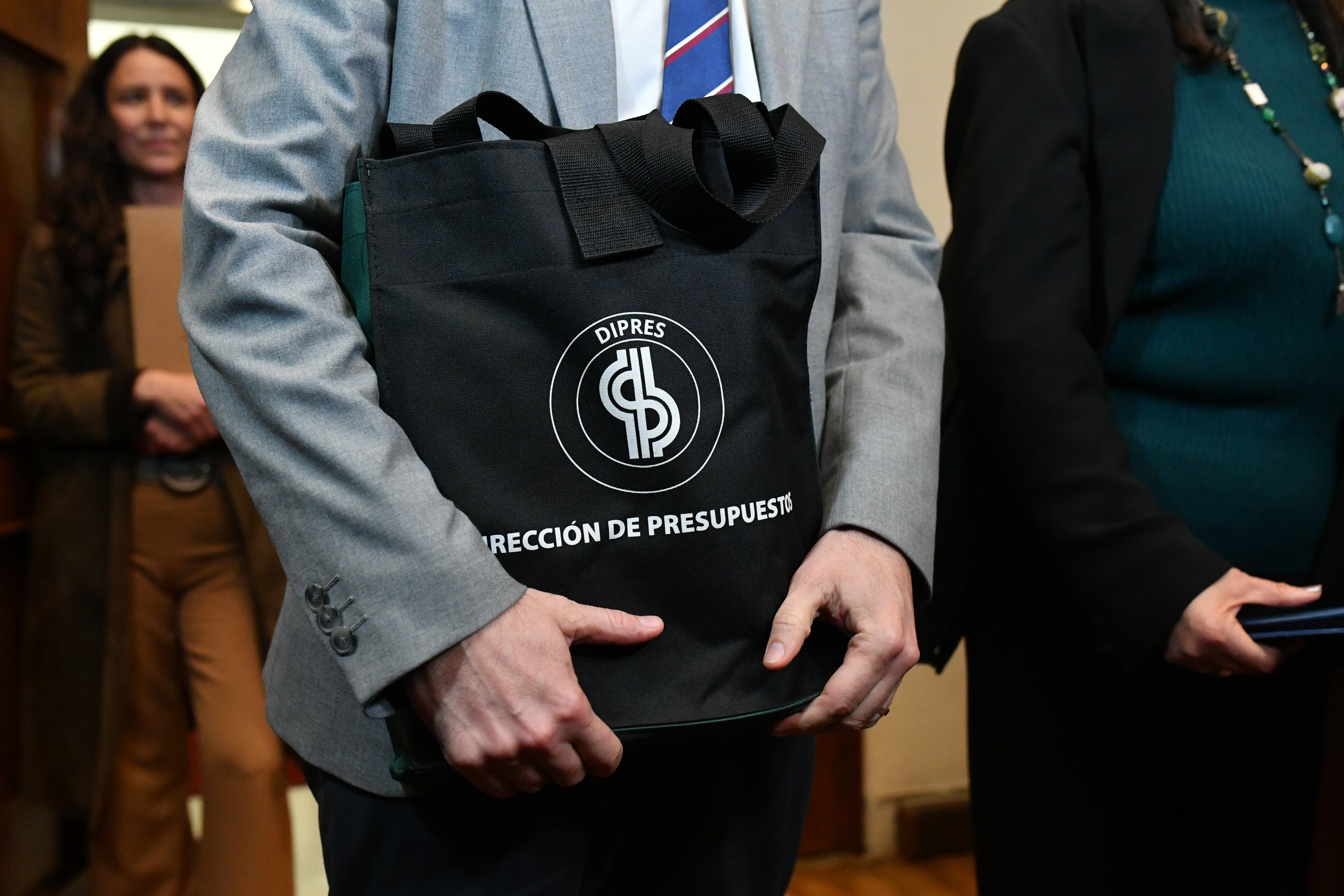 Dipres asegura que hubo un millonario sobregasto del Estado en compras durante gobierno de Boric