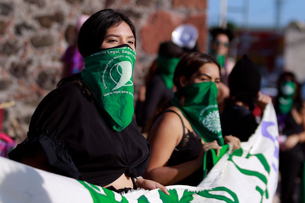 Grupos feministas se manifiestan a favor del aborto libre en México