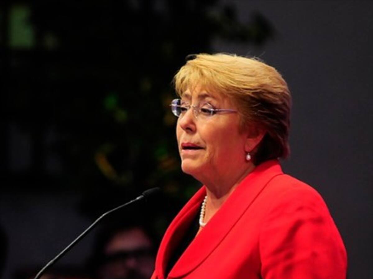 Bachelet llama a no sacar «dividendos políticos» tras revés económico