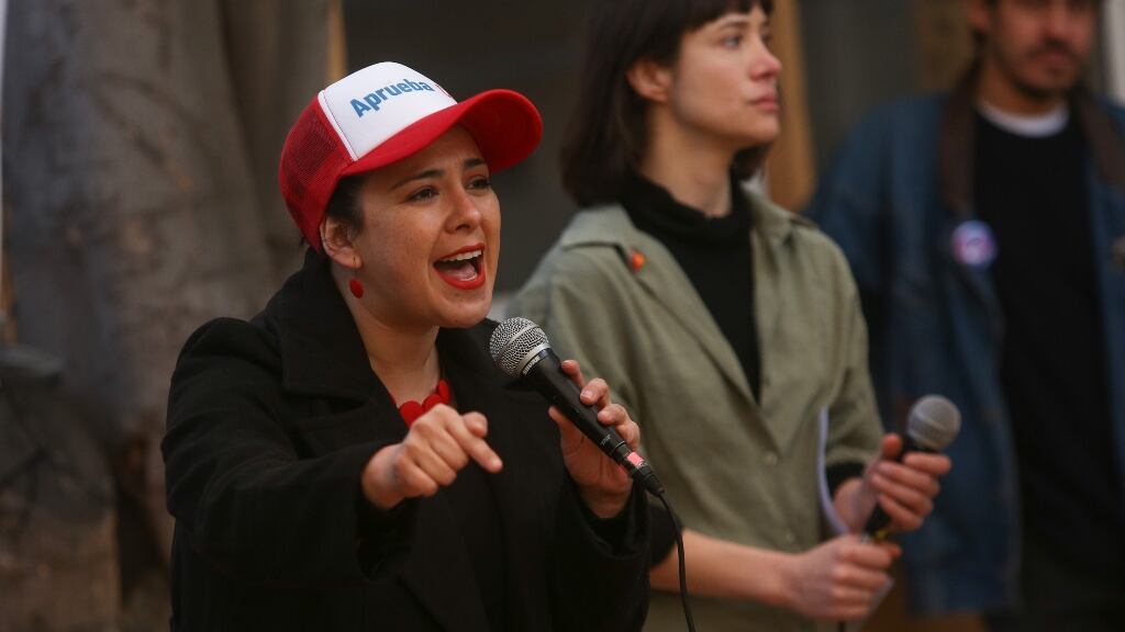 ANFP critica uso de emblemas de clubes en campaña política: "Condenamos la manipulación que la diputada Karol Cariola intenta generar"