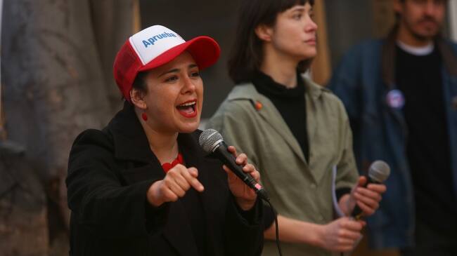 ANFP critica uso de emblemas de clubes en campaña política: "Condenamos la manipulación que la diputada Karol Cariola intenta generar"