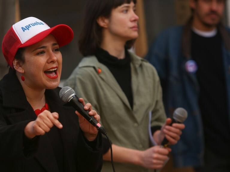 ANFP critica uso de emblemas de clubes en campaña política: "Condenamos la manipulación que la diputada Karol Cariola intenta generar"