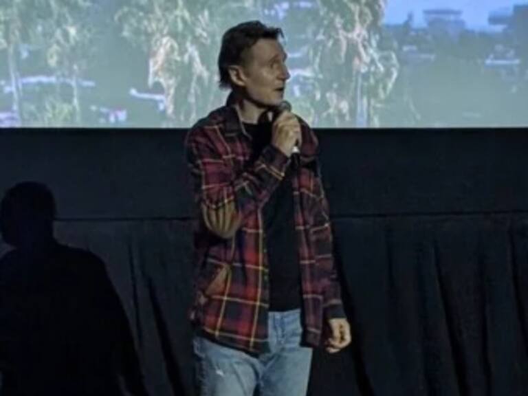 Liam Neeson lanza broma sobre Pedro Pascal en premiere de su nueva comedia