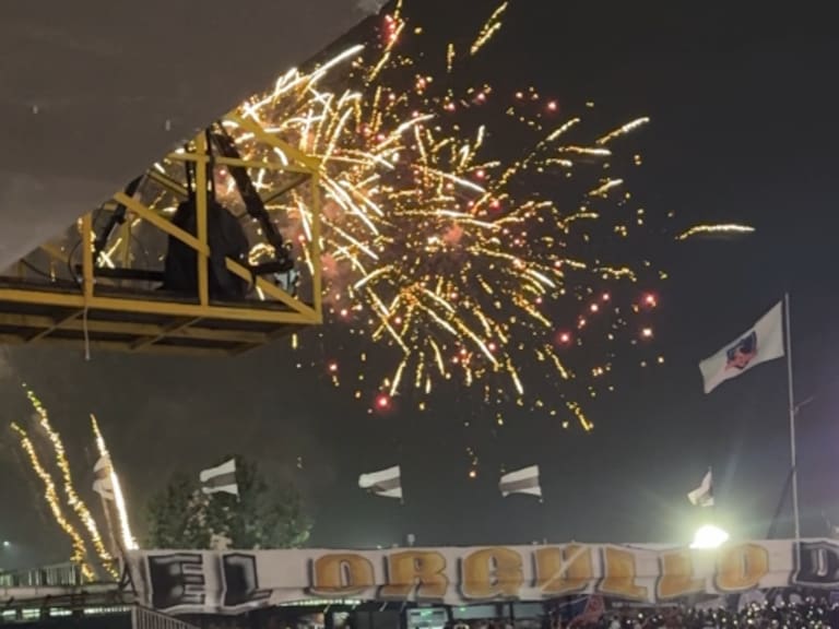 Hinchas de Colo Colo lanzan fuegos artificiales pese a pesquisa días atrás y espectáculo de pirotecnia en el entretiempo