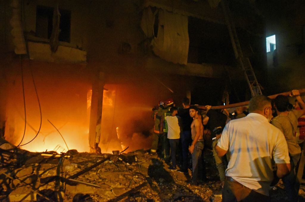 Incendio tras explosión en un edificio en Beirut